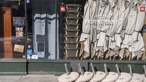 Café-bar fermé. Source: CHRISTOPHE ARCHAMBAULT / AFP